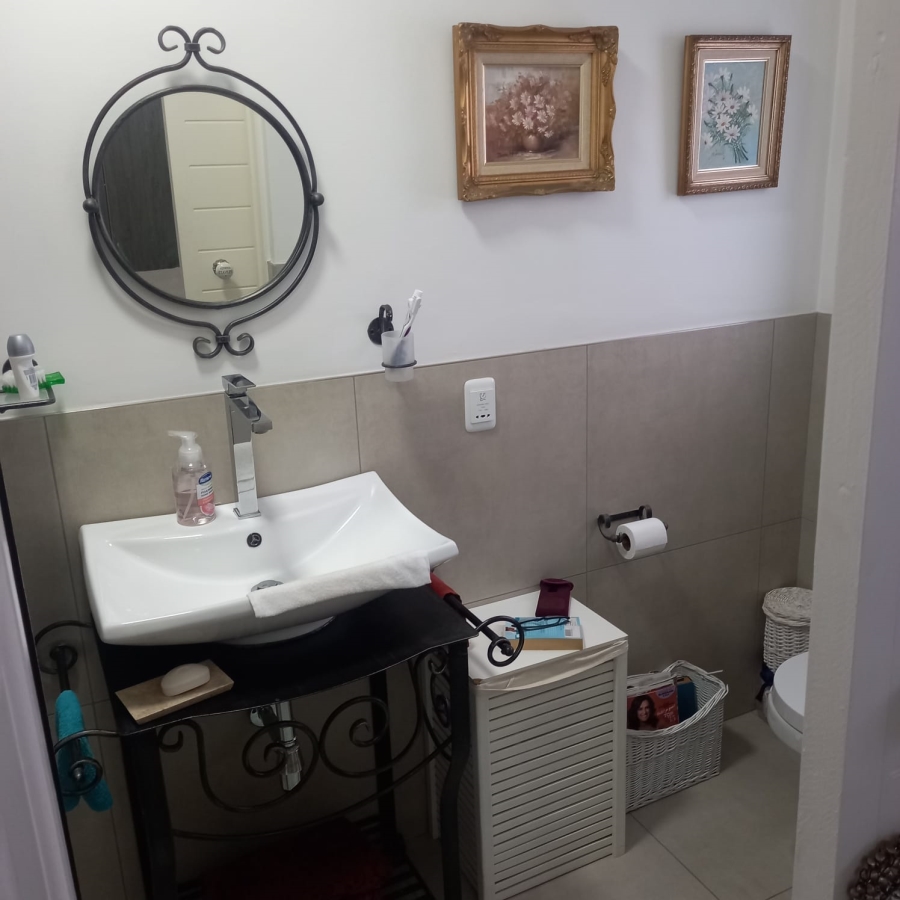 4 Bedroom Property for Sale in Menkenkop Western Cape